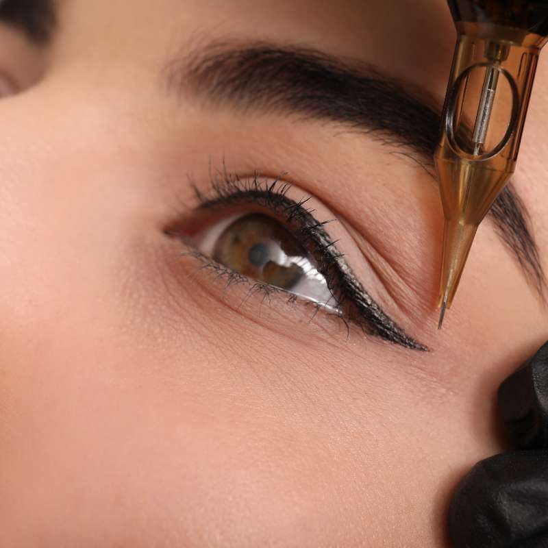 Mujer recibiendo micropigmentacion en las cejas